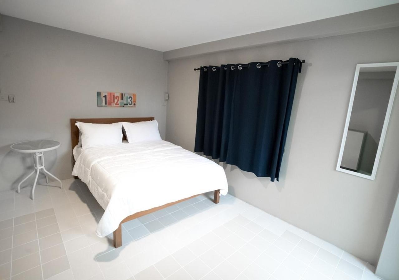 Roomquest Bangkok Ratchada Bagian luar foto