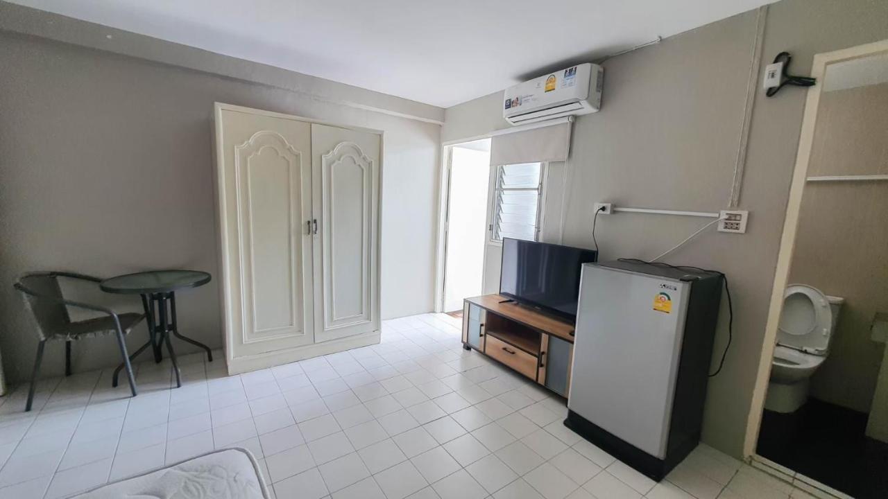 Roomquest Bangkok Ratchada Bagian luar foto